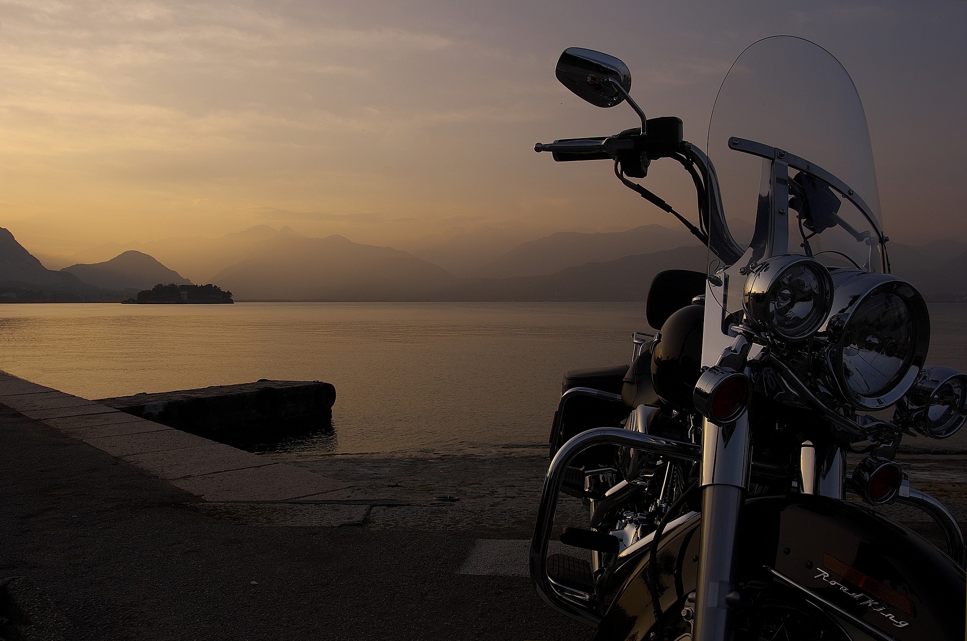 バイクと海が写っている画像